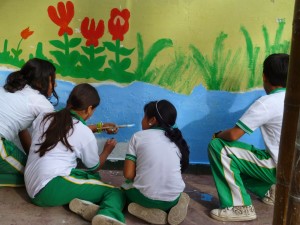 Estudiantes pintando